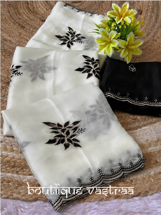 Graceful ivory-white saree (PIYU 1103)