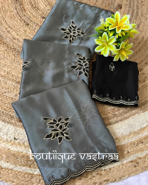 Silver Mist Bloom Saree   (PIYU 1103)