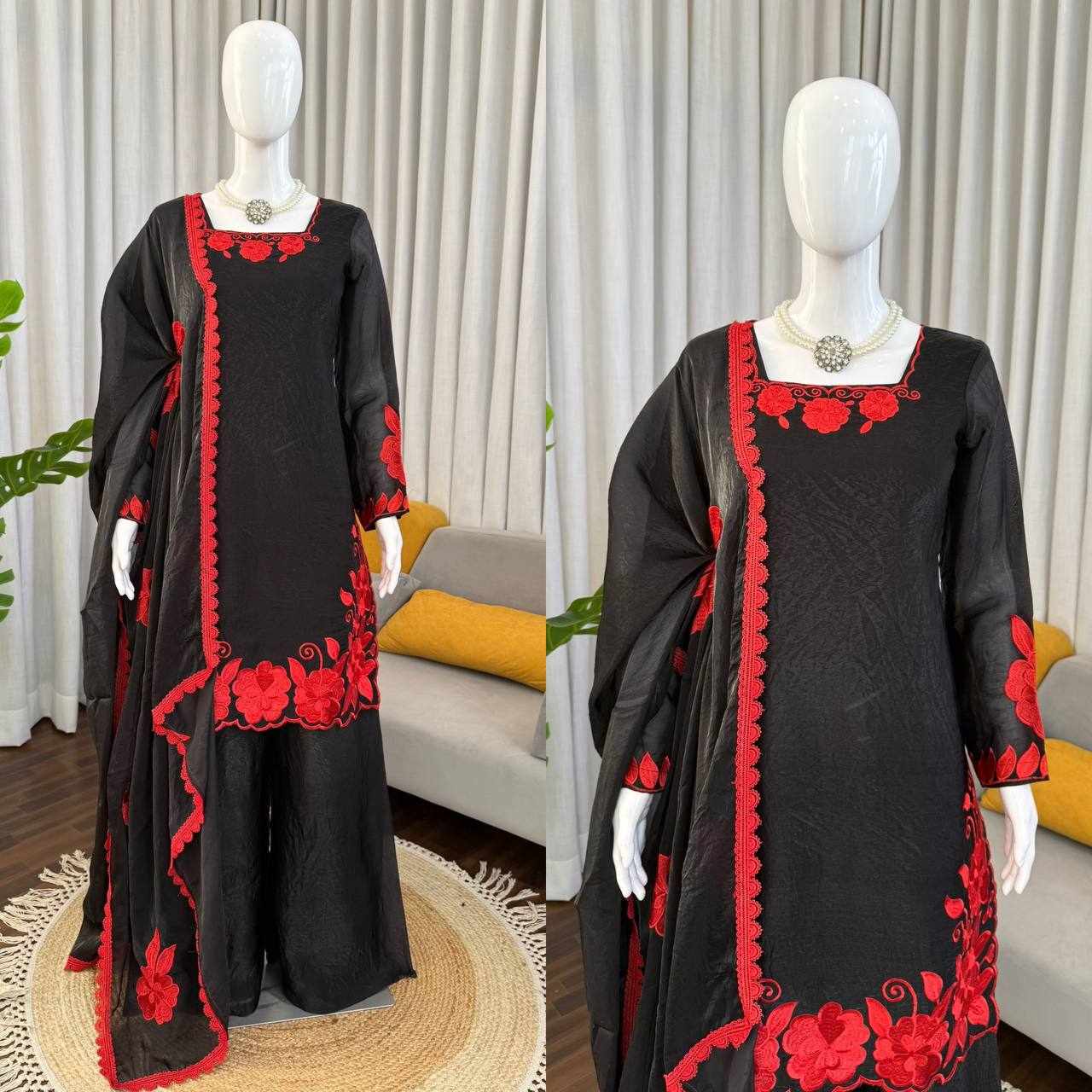 Black & Red Floral Embroidered Kurta Set RTC 6000 - Detailed Pallu View